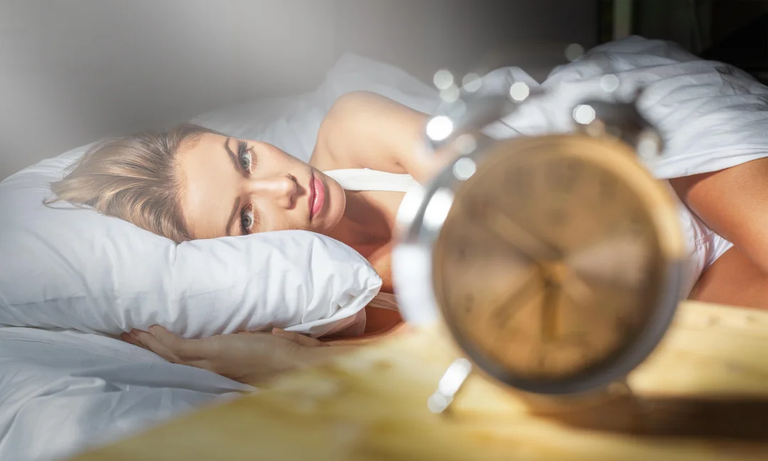 Infographic showing circadian rhythm regulation by light and dark